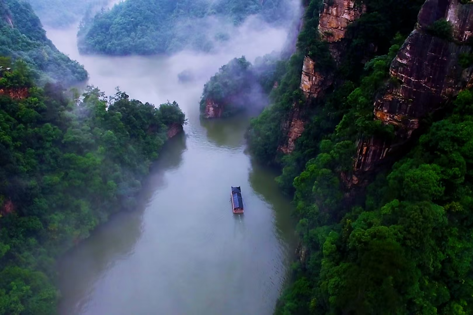 雨中张家界宝峰湖：水墨氤氲间 双瀑争辉成奇观
