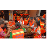 张家界：爱心火锅宴致敬“城市美容师” 300余名环卫工人共享端午温情