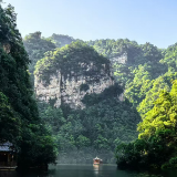 张家界宝峰湖现绝美晨曦画卷 云雾日出与湖光山色共谱山水诗