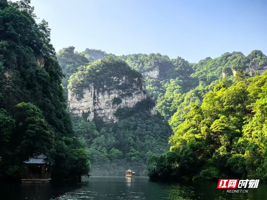 张家界宝峰湖现绝美晨曦画卷 云雾日出与湖光山色共谱山水诗