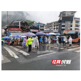 武陵源区：端午交警在岗 全程守护“不打烊”