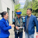 韩国摄影客张家界大意丢钱包 景区工作人员拾金不昧完璧归赵