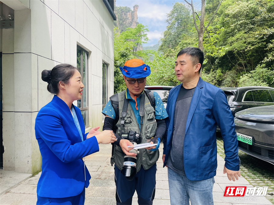 韩国摄影客张家界大意丢钱包 景区工作人员拾金不昧完璧归赵