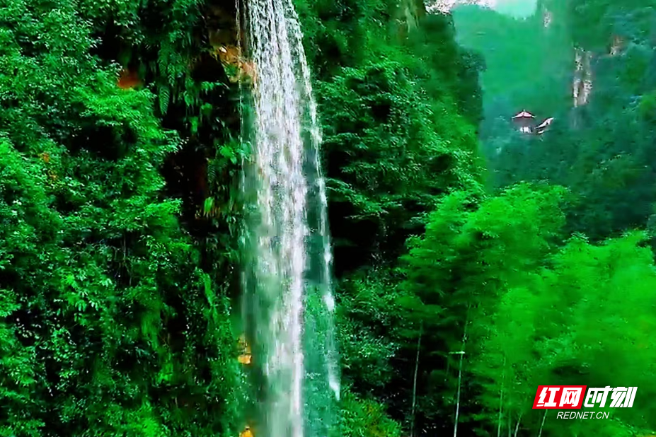 张家界连日晴好气温攀升 宝峰湖亲水清凉游受热捧