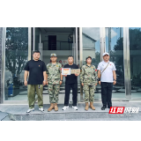 慈利县溪口镇新街社区送“入伍通知书”和“光荣之家”牌匾