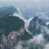 张家界七星山惊现双重奇观 游客“踏浪”赏景宛如梦幻游