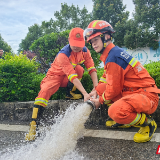 张家界：遭遇强降雨路面积水 多部门联动排涝抢险