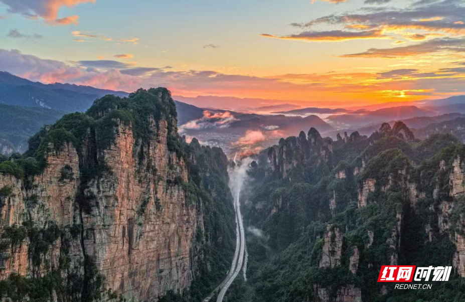 张家界百丈峡晨曦美如画 武陵山大道穿峡成景