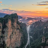 张家界百丈峡晨曦美如画 武陵山大道穿峡成景