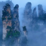 张家界十里画廊雨后云雾似仙境 游人乐享清凉之旅