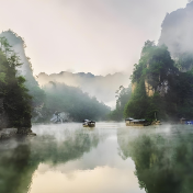 雨中游宝峰湖，一湖烟雨醉游人