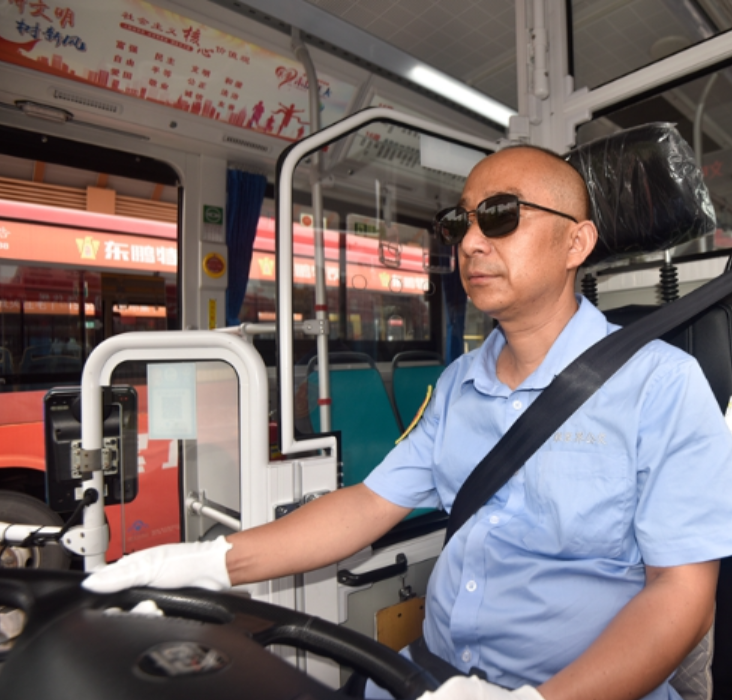 暖心护航！张家界公交司机解德山用善举点亮城市出行路