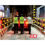 轮胎爆裂，司机惊慌求助！张家界高速收费员化身“推车侠”暖心救援……