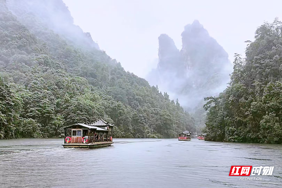 张家界宝峰湖雨后现仙境 高温后美景引游人