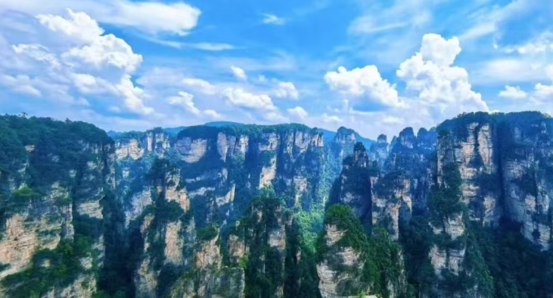 张家界国家森林公园：蓝天白云勾勒绝美山水画卷