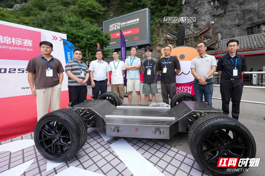 Hitch Open 世界AI竞速锦标赛序幕开启：七所大学战队“试剑”张家界天门山！