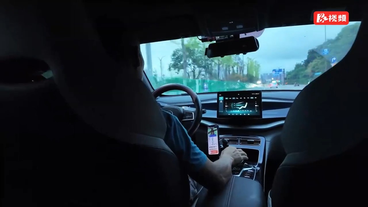 张家界 - 重庆动卧列车出行受青睐
