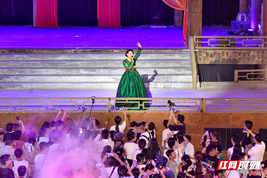 中国朝鲜族歌手具莲玉打卡张家界 用歌声赞美自然奇观