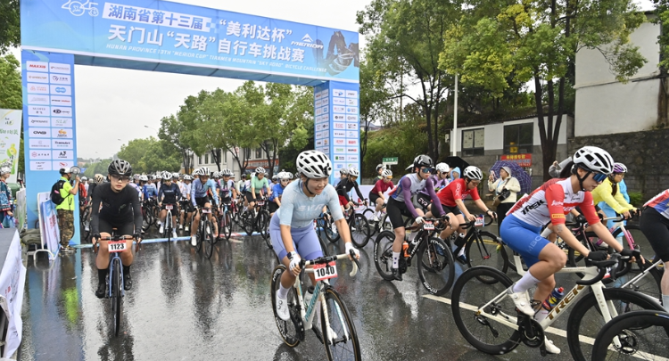 云端竞速！张家界天门山 “天路” 挑战赛，千名骑手演绎意志与速度的比拼