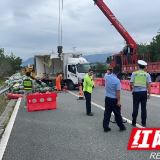 货车侧翻,张家界高速人高效处置保畅通