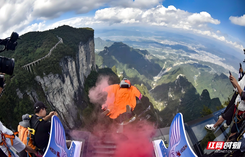 第十一届翼装飞行世锦赛在张家界天门山开赛 中国选手张树鹏晋级决赛圈