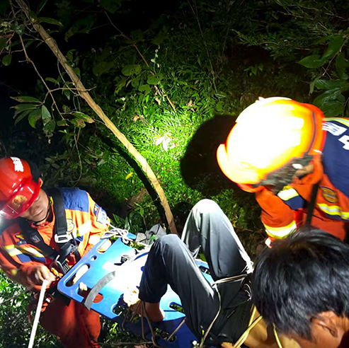 张家界:男子摘马蜂窝不慎坠落 消防紧急救援