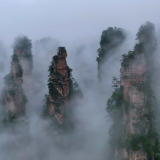 张家界十里画廊雨后云雾缭绕，宛如水墨画卷