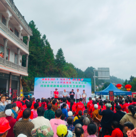 村民欢喜聚会 庆祝桑龙高速通车