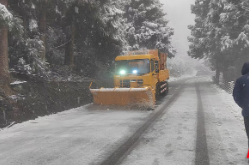 张家界天子山迎跨年瑞雪 冰雪峰林宛如水墨仙境