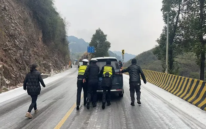 张家界：雪中交警那一抹身影——放心出行，我们一直在！（组图）