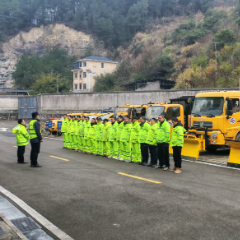 闻雪而动 防冰护行——张家界市城市管理局全力筑牢低温天气安全防线