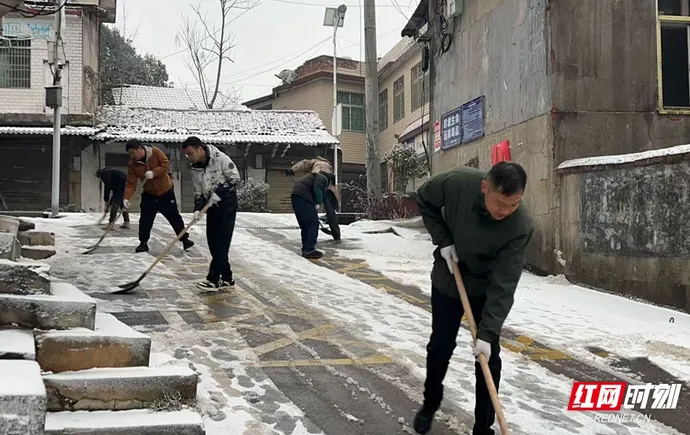 “融冰” 更 “暖心”！张家界市永定区干群合力战冰雪