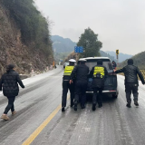 张家界：雪中交警那一抹身影——放心出行，我们一直在！（组图）