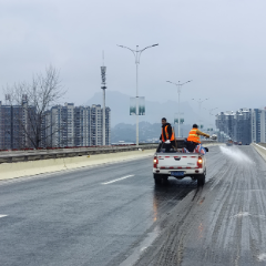 低温雨雪来袭 张家界环卫全力护航城市畅通与洁净