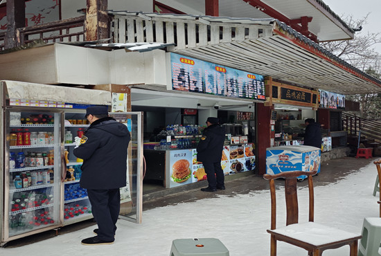 筑牢安全防线 守护游览平安——张家界国家森林公园黄石寨景区商铺及办公区域安全检查扎实推进