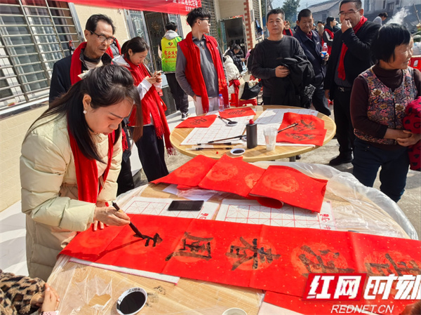 年节送法治 青春暖乡邻 慈利县积极开展寒假大学生“送法下乡”活动