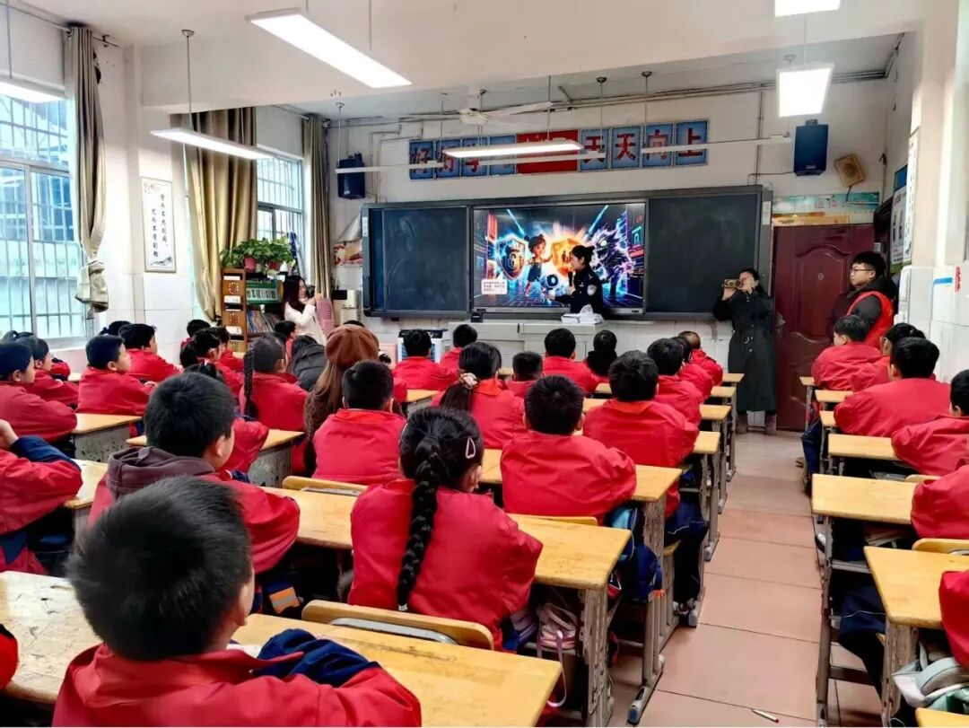 “骗子套路”VS“童言妙答” 永定派出所的这堂反诈课笑声掌声不断！