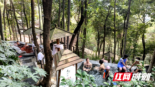 张家界万福温泉元旦小长假迎客超万人 银发亲子自驾游热度攀升