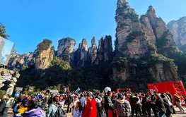 张家界国家森林公园：小年错峰游人气旺 阳光里邂逅峰林盛景