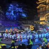 慈利县板板龙灯亮相张家界七十二奇楼