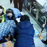 张家界武陵源：一女孩餐馆突发疾病 两食客紧急成功施救