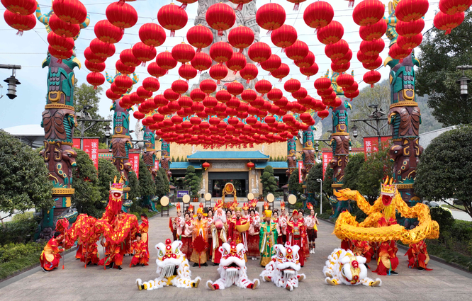 张家界千古情景区：多彩民俗节目迎新年