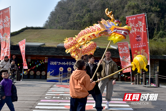 春节游张家界|中外游客相聚黄龙洞 欢欢乐乐过新年（组图）