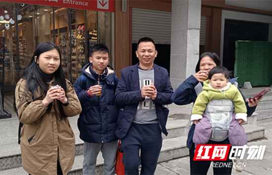 春节游张家界|张家界国家森林公园门票站大年初一宠游客——姜茶迎新春