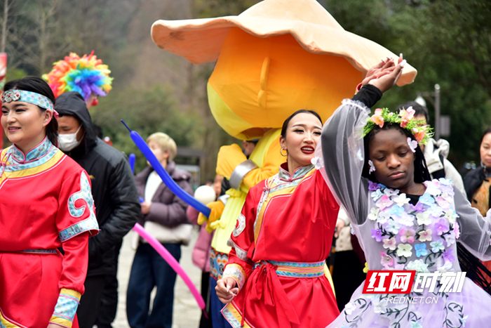 春节游张家界|黄龙洞景区春节活动精彩启幕 中外文化交融共谱新春乐章