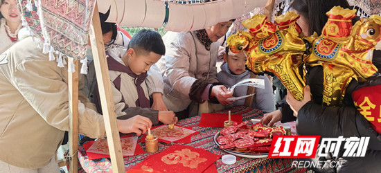春节游张家界|金鞭溪福气愿望墙前游客忙“打卡” 写下新年新愿景