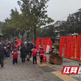 张家界武陵源：手写春联才够味！新春祝福送赠市民