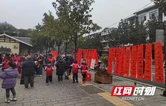 张家界武陵源：手写春联才够味！新春祝福送赠市民