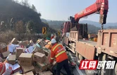 货车侧翻，张家界高速“搬运工”紧急救援