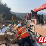 货车侧翻,张家界高速“搬运工”紧急救援